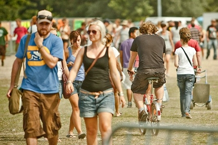 Menschen spazieren auf dem Festivalgelände